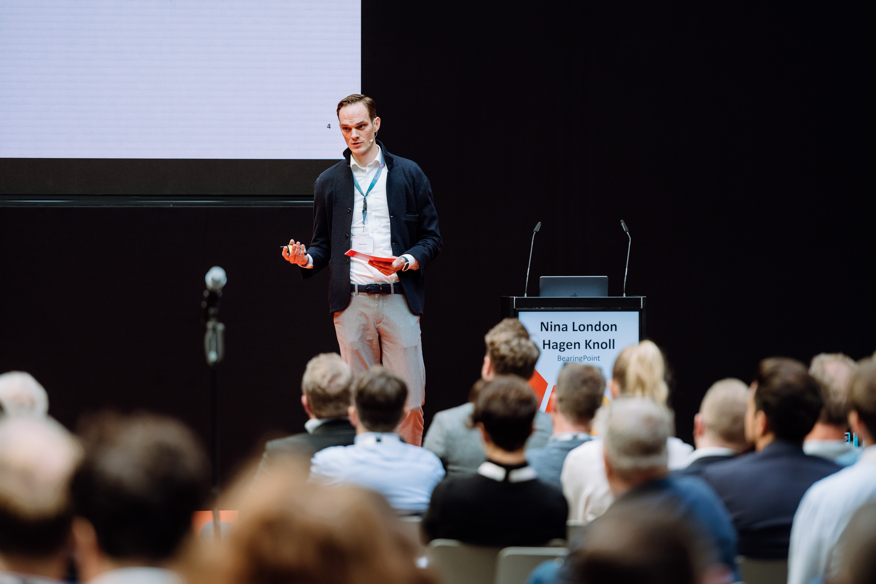 Hagen Knoll spricht auf einer Konferenz